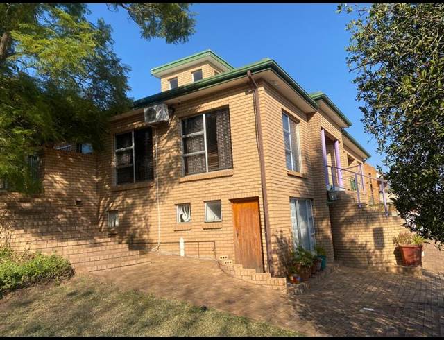 5 BEDROOM HOUSE FOR SALE IN BALMORAL